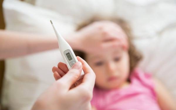 cách hạ sốt cho trẻ em